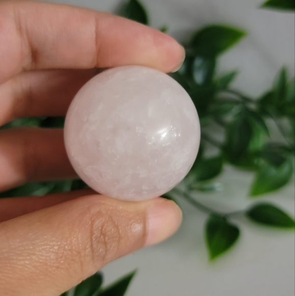 Rose Quartz sphere - Picture 5 of 6